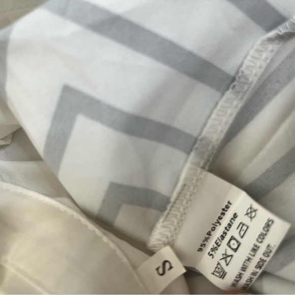 Black White Geo Print Button front blouse silky size small - Picture 11 of 12